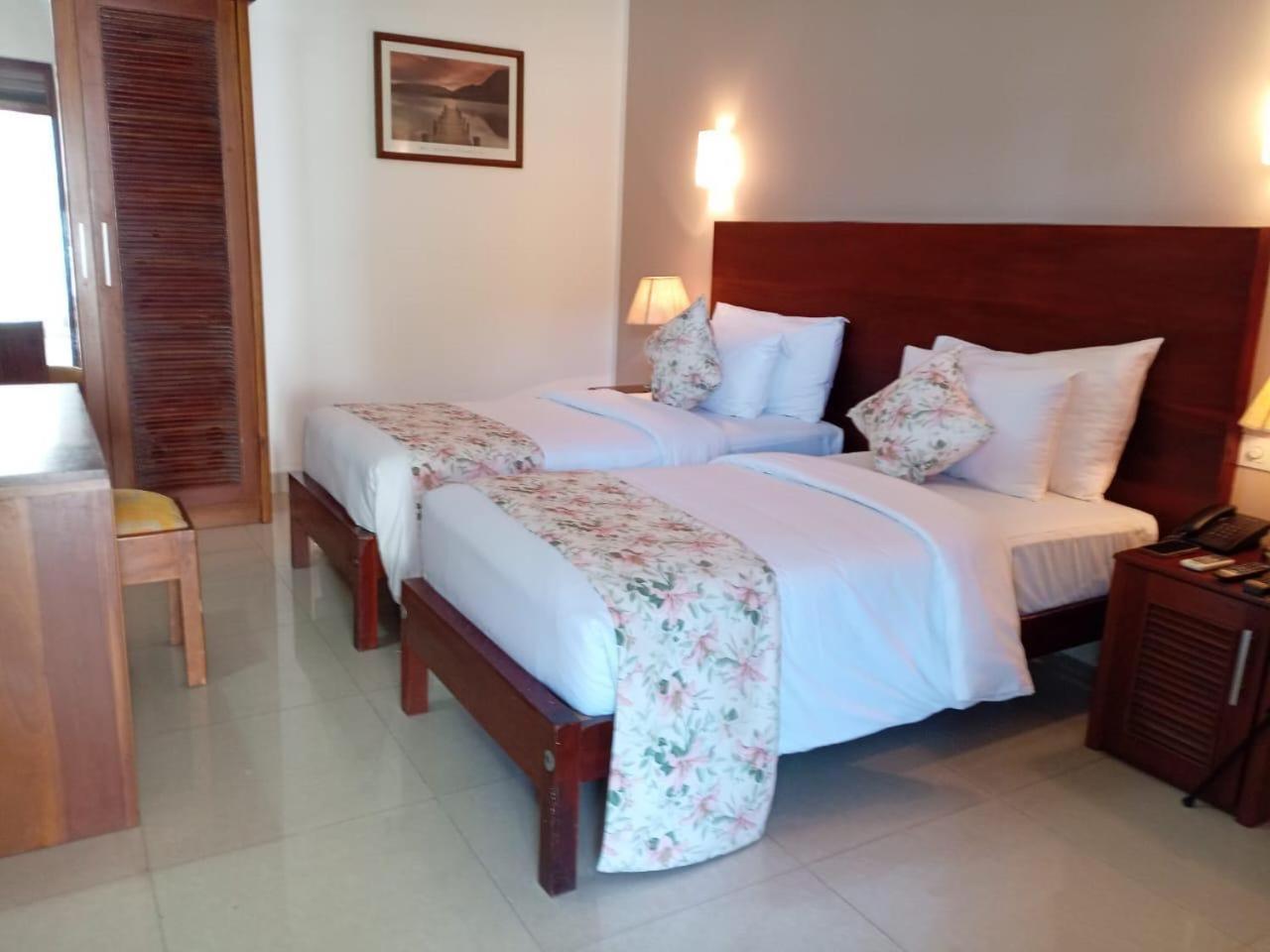 Travellers Nest होटल