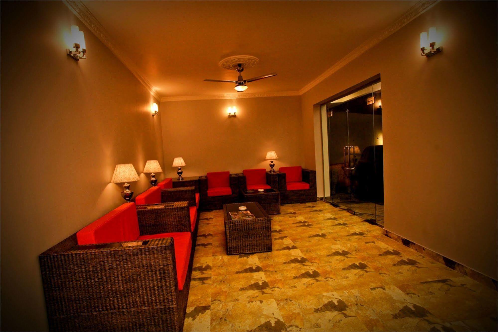Hotel Travellers Nest Kandy